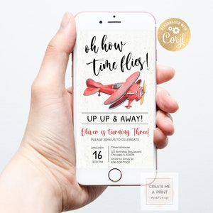 Pode incluir: Um convite digital para uma festa de anivers&aacute;rio infantil de tr&ecirc;s anos. O convite apresenta um avi&atilde;o vermelho sobre um fundo branco com o texto "Oh how time flies! Up Up & Away! Oliver is turning Three! Please join us to celebrate. January 16, 3:00 PM. Oliver's House, 123 Birthday Boulevard, Chicago, IL 62639. RSVP to Emily at 636-500-7000."
