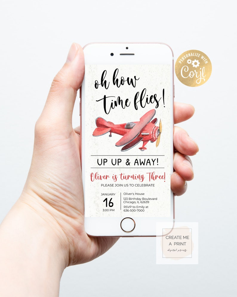 Pode incluir: Um convite digital para uma festa de anivers&aacute;rio infantil de tr&ecirc;s anos. O convite apresenta um avi&atilde;o vermelho sobre um fundo branco com o texto "Oh how time flies! Up Up & Away! Oliver is turning Three! Please join us to celebrate. January 16, 3:00 PM. Oliver's House, 123 Birthday Boulevard, Chicago, IL 62639. RSVP to Emily at 636-500-7000."