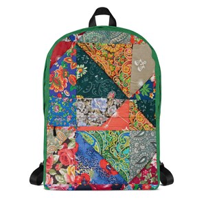 Puede incluir: Una mochila verde con un diseño de patchwork que presenta varias telas coloridas. Los patrones de las telas incluyen diseños florales, paisley y geométricos.