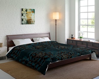 Könnte beinhalten: Ein tealfarbener und goldfarbener Blumen-Bettbezug mit dunklem Hintergrund. Der Bettbezug zeigt ein großes Blumenmuster mit goldenen Akzenten. Der Bettbezug liegt auf einem Bett mit einem Holz-Kopfteil und einem braunen Teppich.