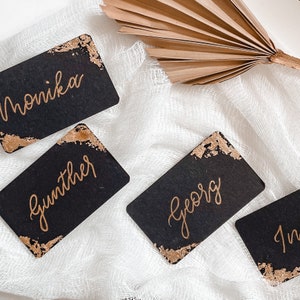 Platzkarten Schwarz | mit Kunstblattgold | Personalisiert | Namensschilder | Handgeschrieben | Kalligraphie | Gold | Hochzeitsdeko Tischdeko