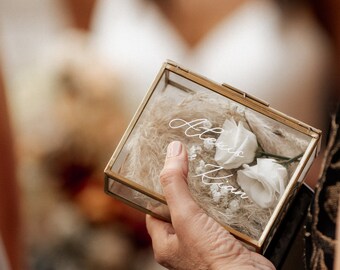 Ringbox aus Glas Hochzeit | Gold Ringkästchen Personalisiert | Weiße Schrift Kalligrafie | Individuell Vinylfolie Geschenk