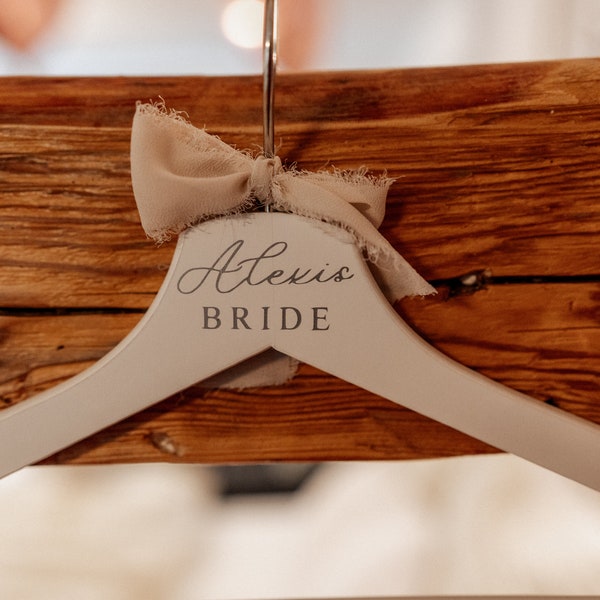 Kleiderbügel mit Namen | Personalisiert | Hochzeit | Braut | Bräutigam | Trauzeuge | Trauzeugin | Weiß | Boho | Bügel | Kleid | Bride