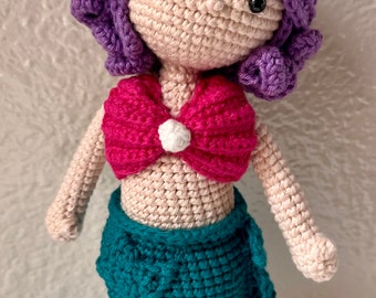Niña sirena con cabello morado, Muñeca tejida a crochet hecha a mano.