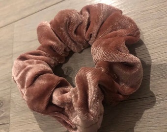 Velvet scrunchie dark pink