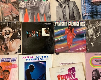 Lote de vinilos de 12" de artistas afroamericanos de los años 70 y 80, en estado variado, mayormente usados. Discos vintage de soul, R&B, funk y disco.