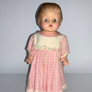 Boneca de borracha Eegee com corpo de cabelo moldado, sapatos, olhos de vidro, roupa de boneca xadrez rosa, rosto pintado, boneca colecionável vintage para meninas, brincadeira de faz de conta
