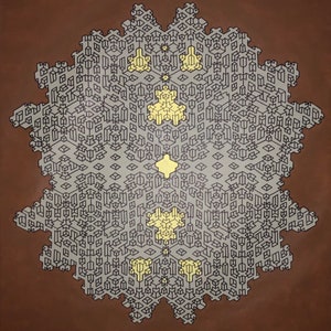 Könnte beinhalten: Abstrakte geometrische Kunst mit einem komplexen Muster aus miteinander verbundenen Formen in Grau und Schwarz, das einem Schneeflocken ähnelt. Akzentuiert mit goldfarbenen geometrischen Elementen. Der Hintergrund ist einfarbig braun.