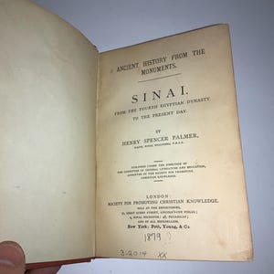 以下が含まれることがあります： 「古代史モニュメントから：シナイ。第4王朝から現在まで」というタイトルのヴィンテージブック。ヘンリー・スペンサー・パーマー著。1879年にロンドンのキリスト教知識促進協会から出版された。
