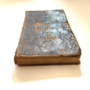 Sociedad Bíblica Naval y Militar de 1843, encuadernación en cuero antiguo, tapas repujadas, abrazadera de metal, calidad de lujo, Eyre Spottiswoode, John Bird, Londres
