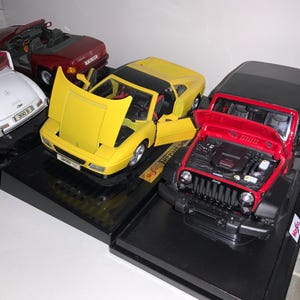 Große Spielzeugautos Display Autos x4 Vintage Maisto 1:18 Diecast Autos Ferrari 348TS Wileys Jeep Mercedes 300S 500SL - kann von der Basis abgeschraubt werden