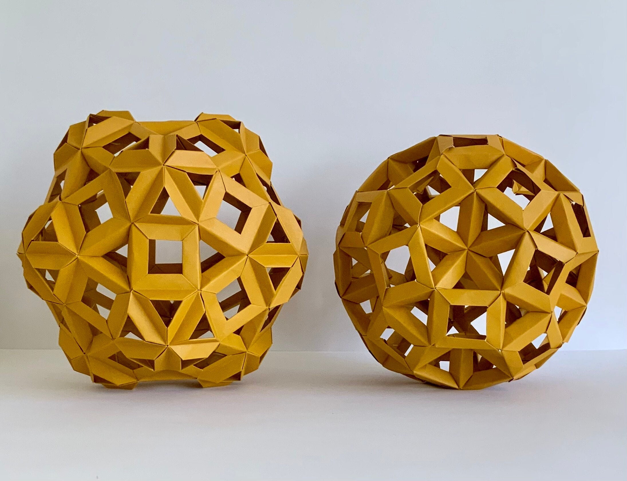 Fenster Origami invertiert Rhombicosidodecahedron Geometrische Skulptur Papier Kunst Gold Ornament Polyeder Formen Mathematik Technik