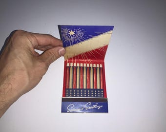 Scatola di fiammiferi patriottica XXL degli anni '40 con Babbo Natale. Caratteristiche giganti: scatola di fiammiferi, storia della seconda guerra mondiale, vittoria di Babbo Natale, bandiera americana.