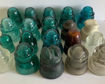 Viele Vintage-isolatoren aus antikem Glas und Keramik, grün, aqua, klar, mit Gewinde