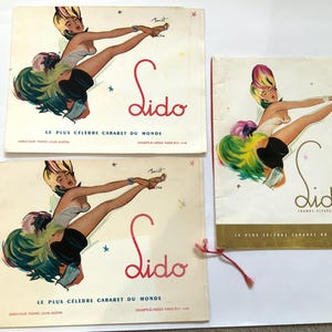 Puede incluir: Tres folletos promocionales vintage para el cabaret Lido en París, Francia. Cada folleto presenta una ilustración colorida de una mujer con un disfraz de cabaret con el texto "Sido Le Plus Celebre Cabaret du Monde" y "Champs-Elysees Paris".