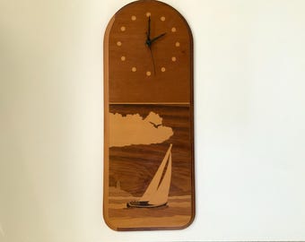 Orologio da parete a forma di barca a vela intarsiata in legno: decorazione nautica vintage 20"x8,25"