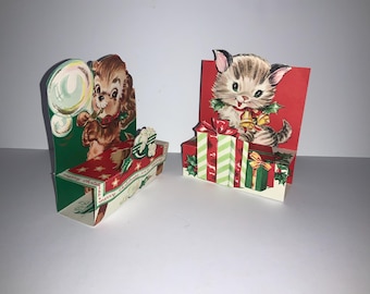 Biglietto d'auguri 3D fustellato con cane che fa bolle di sapone e gatto con regali, anni '40. Decorazione natalizia vintage. Altezza: 14,6 cm (5,75") una volta esposto.