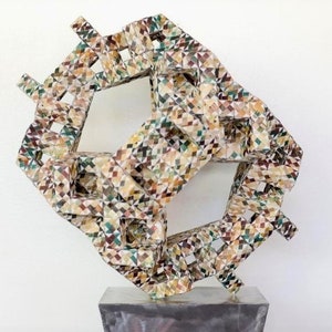 Statua di carta tridimensionale con riflessione geometrica, origami XXL da 34 pollici, scultura architettonica innovativa, simbolismo, segni, forme, 40.000 pieghe