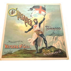 Op de afbeelding: Een vintage reclameposter voor Crusader Tabak, met een zwarte man in kruisvaarderkledij die een vlag en een zwaard vasthoudt. De poster is geplaatst tegen een achtergrond van een landschap met een klif en wolken. De tekst op de poster luidt "Crusader Tobacco, Manufactured by Watson & McGill, Petersburg, VA."