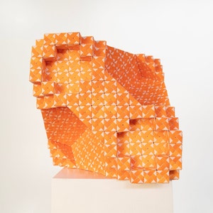 Statua scultura in carta cubo ORIGAMI CUBICO da 22.000 pieghe, design moderno, poliedro, forme, matematica e scienza, pezzo di design MCM
