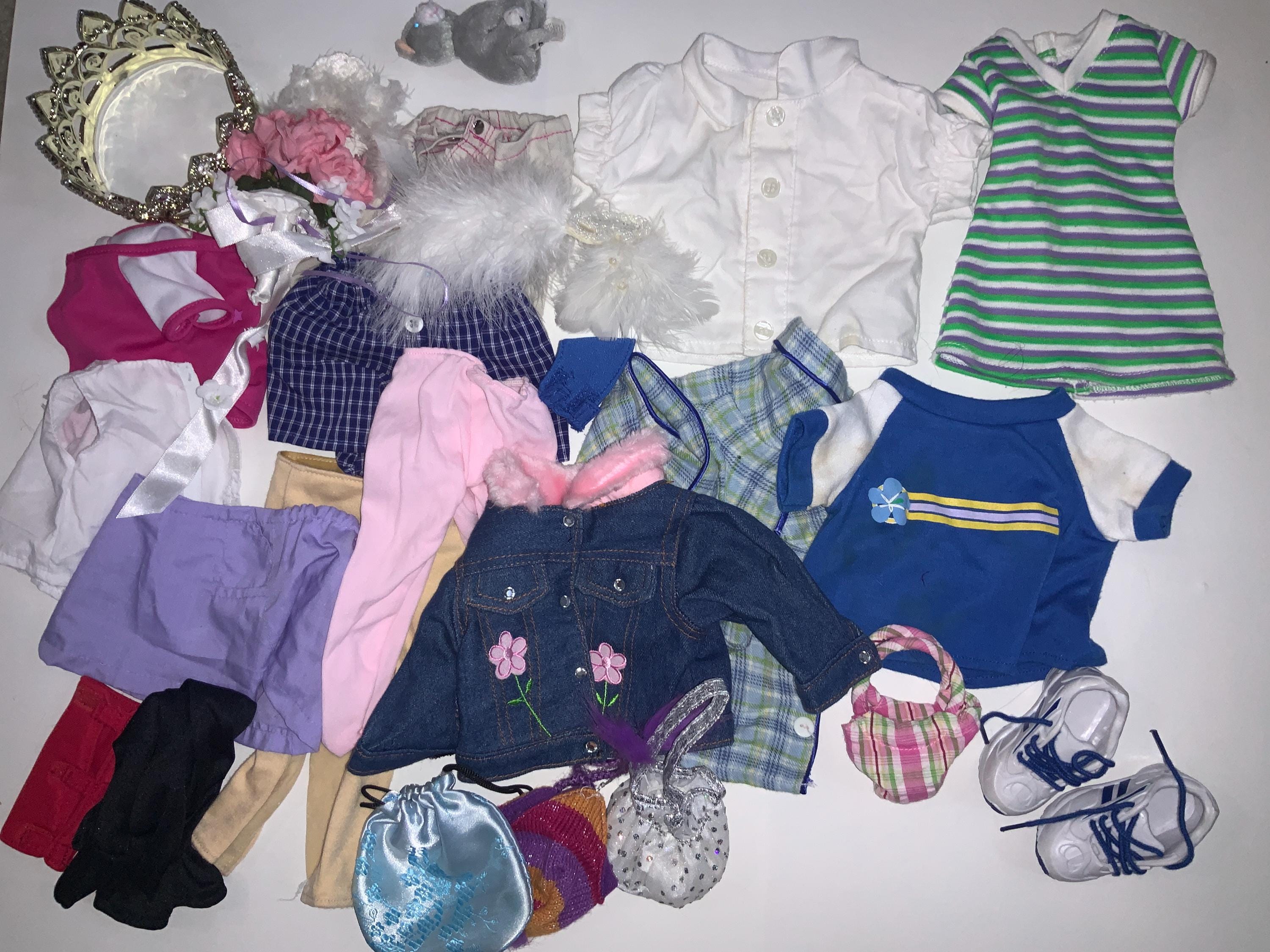 Lot von Vintage-Puppenkleidung Puppenkleidung Outfits Jeans Blume Jacke Schuhe Prinzessin Krone Hüte Hosen Röcke American Girl Dolls passt