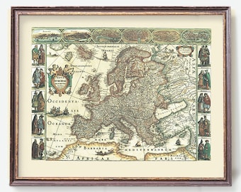 Può includere: Una mappa antica dell'Europa con un'illustrazione dettagliata dei paesi e delle regioni del continente. La mappa è incorniciata in una cornice di legno marrone e presenta un bordo decorativo con figure in abiti tradizionali.
