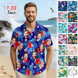 Könnte beinhalten: Ein kurzärmeliges Hemd mit Knopfleiste und einem dunkelblauen tropischen Muster aus Palmenblättern, roten Hibiskusblüten und mehreren integrierten, benutzerdefinierten Porträtfotos sowie dem Textaufdruck 1-20 Faces.