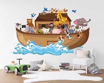 Op de afbeelding: Een bruine houten ark met een blauw dak, gevuld met dieren, waaronder een giraffe, een olifant, een zebra, een aap en een man met een baard. De ark drijft op blauw water.