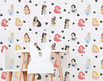 Puede incluir: Pared blanca decorada con ilustraciones de dibujos animados de princesas de Disney, estrellas rosas y siluetas negras de Mickey Mouse. Un juego de mesa y sillas blancas está en primer plano.