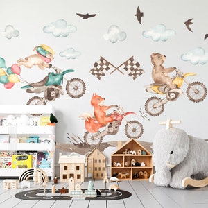 Peut inclure: Un ensemble de quatre autocollants d'animaux en aquarelle représentant un renard, un lapin, un ours et un drapeau à damier. Chaque animal est sur une moto tout-terrain. Les autocollants sont parfaits pour la chambre d'un enfant ou une salle de jeux.
