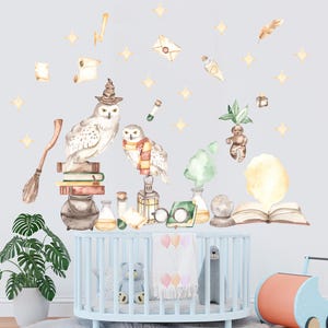 Könnte beinhalten: Ein Wandaufkleber-Set für Kinderzimmer mit einem fantasievollen Harry-Potter-Thema mit Eulen, Tränken, Büchern und einer magischen Pflanze. Die Aufkleber sind perfekt, um einem Kinderzimmer einen Hauch von Magie zu verleihen.
