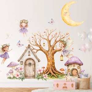 Könnte beinhalten: Ein skurriles Wandtattoo-Set mit Feen, einem Mond und einem Baum. Das Design umfasst ein Feenhaus, Pilze, Schmetterlinge und Ballons. Die Farbpalette ist weich, mit Schattierungen von Lila, Rosa und Gelb.
