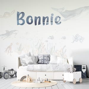 Adesivo de parede com nome personalizado – Adesivo com tema de baleia e oceano – Nome personalizado apenas para berçário – BR410NAME