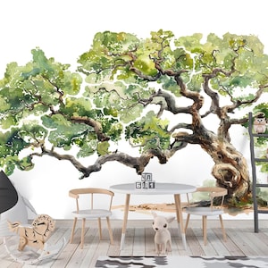 Könnte beinhalten: Aquarell-Wandbild mit einem großen Baum mit grünen Blättern und braunen Ästen. Die Szene spielt in einem Kinderzimmer mit einem weißen Tisch, Stühlen und einem Schaukelpferd. Eine graue Leiter mit Eulenfiguren befindet sich in der Nähe des Baumes.