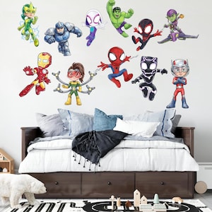Könnte beinhalten: Eine Sammlung bunter Marvel-Superhelden-Wandaufkleber mit Charakteren im Chibi-Stil, darunter Spider-Man, Iron Man, Hulk, Black Panther, Ant-Man, Doctor Octopus, Rhino, Green Goblin, Ghost-Spider und Electra in dynamischen Action-Posen.