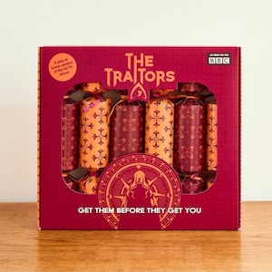 THE TRAITORS Christmas Crackers with Play at Home Game (6 Pack)