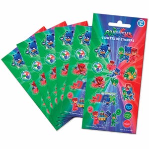Peut inclure: Un ensemble d'autocollants PJ Masks avec des personnages de la série animée. Les autocollants sont sur des feuilles vertes avec divers motifs de personnages, dont Yoyo, Bibou et Gluglu. L'emballage indique "6 FEUILLES D'AUTOCOLLANTS" et "ÂGES 3+".