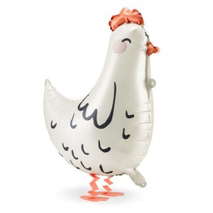 Palloncino che cammina con gallina bianca pasquale e animali da fattoria