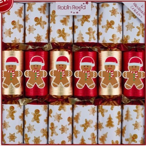 Könnte beinhalten: Eine Schachtel mit sechs handgefertigten Robin Reed Knallbonbons in festlichem Design. Die Knallbonbons sind mit einem wiederkehrenden Muster aus Lebkuchenmännchen und Sternen auf weißem, rotem und goldfarbenem Hintergrund verziert.