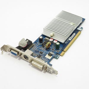 Puede incluir: Una tarjeta gráfica de circuito impreso azul con un gran disipador de calor de aluminio plateado, un conector PCIe chapado en oro y un soporte metálico con puertos VGA, S-Video y DVI. La placa incluye varios componentes electrónicos.