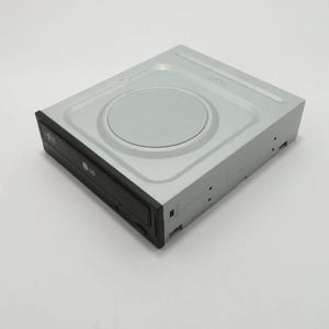 Può includere: Un'unità disco ottica interna LG con pannello frontale nero e involucro in metallo argentato. La parte superiore dell'unità presenta un'indentazione circolare e il testo SATA impresso sulla superficie. Il pannello frontale include il logo LG e un vassoio.