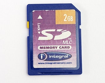 古いカメラ用の希少なビンテージ SanDisk SD カード 2GB クラス 2 