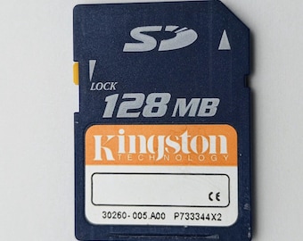 古いカメラ用の希少なビンテージ SanDisk SD カード 2GB クラス 2 