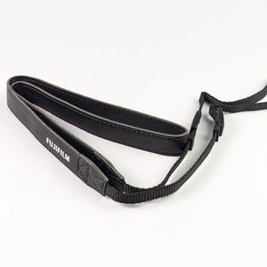 Bellissimo cinturino vintage per fotocamera Fujifilm in similpelle con logo bianco e nero