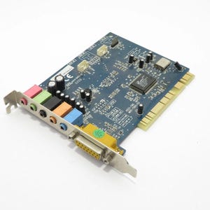 Peut inclure: Une carte son d'ordinateur bleue avec divers ports et connecteurs. La carte comporte plusieurs prises audio colorées, un port série jaune et plusieurs composants électroniques. La carte est conçue pour être installée dans un ordinateur.