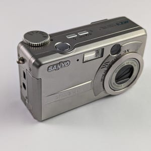 Vintage Sanyo DSC-MZ3 Digital Camera 2MPx 3x Zoom + Univ Batt Charger