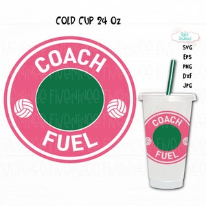 Puede incluir: Un vaso frío de plástico transparente con una pajita verde. La taza y un gráfico circular a juego presentan las palabras "COACH FUEL" en blanco sobre un fondo rosa, con un círculo verde y balones de voleibol. El texto "COLD CUP 24 Oz" está encima del gráfico.