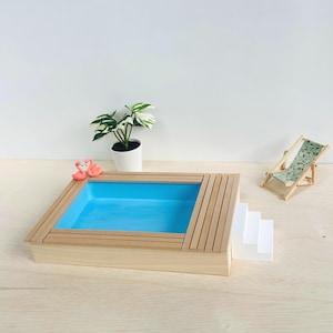 Puppenhaus Schwimmbad, Miniatur Pool aus Holz und PLA, Handgefertigtes Skandinavisches Schwimmbad mit Deck im Maßstab 1:12