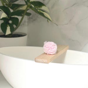 Puppenhaus Badewannenbrett mit Rosa Luffa, Miniatur Badewannen Ablage und Rosa Schwamm in Maßstab 1:12