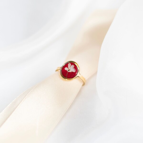 Bague ajustable rouge et or avec véritable dentelle séchée de la reine Anne sur résine rouge, bague terrarium, bague botanique, bague en résine avec fleur pressée.